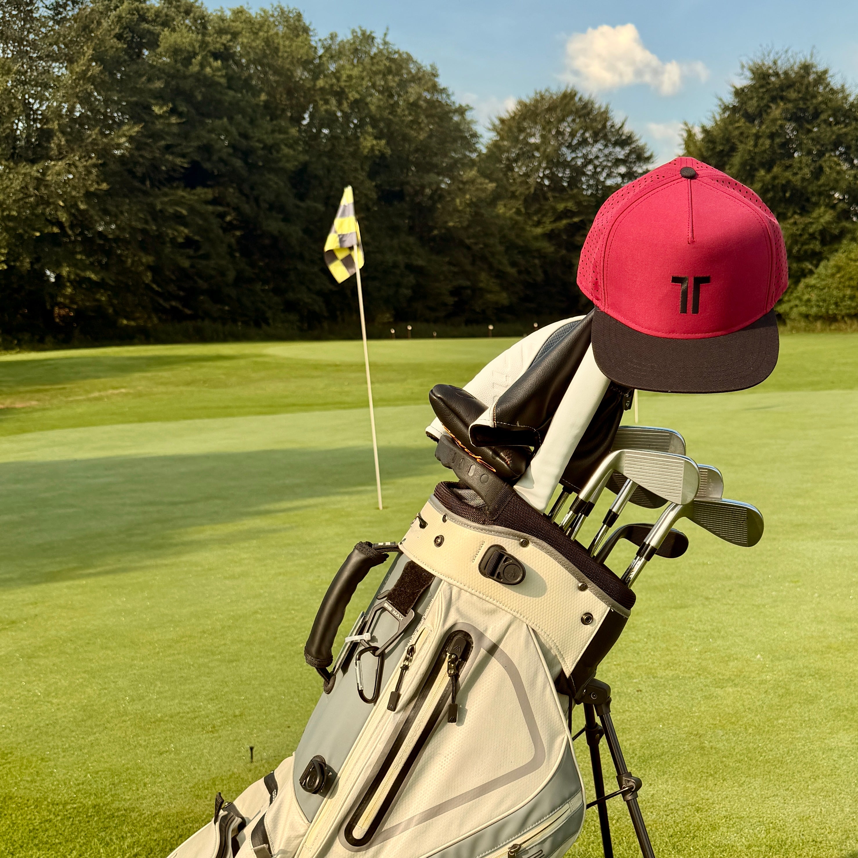 THE CUTLINE Elite Cap in Burgunder hängt am Golfbag
