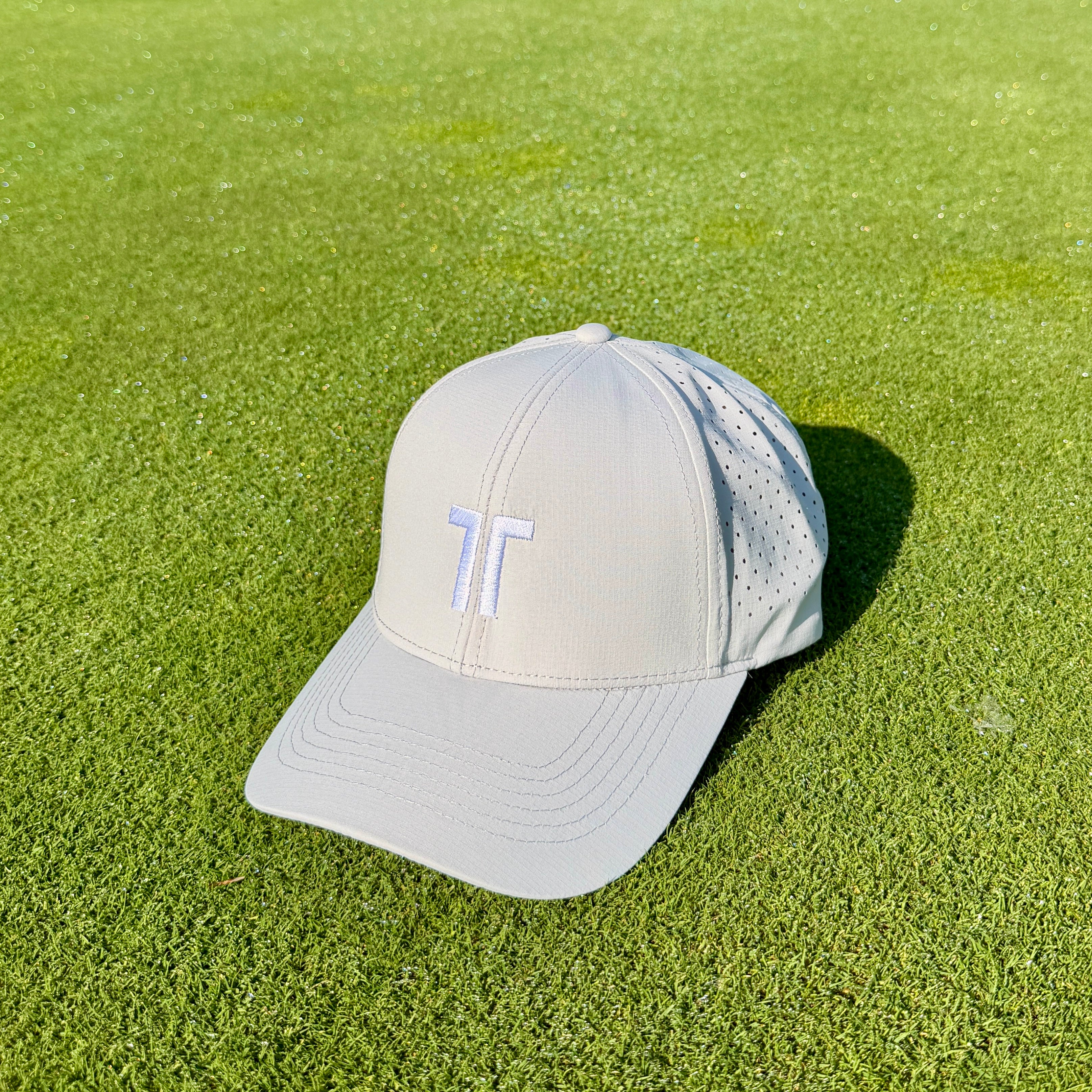 THE CUTLINE Focus Cap in Weiß – Seitenansicht
