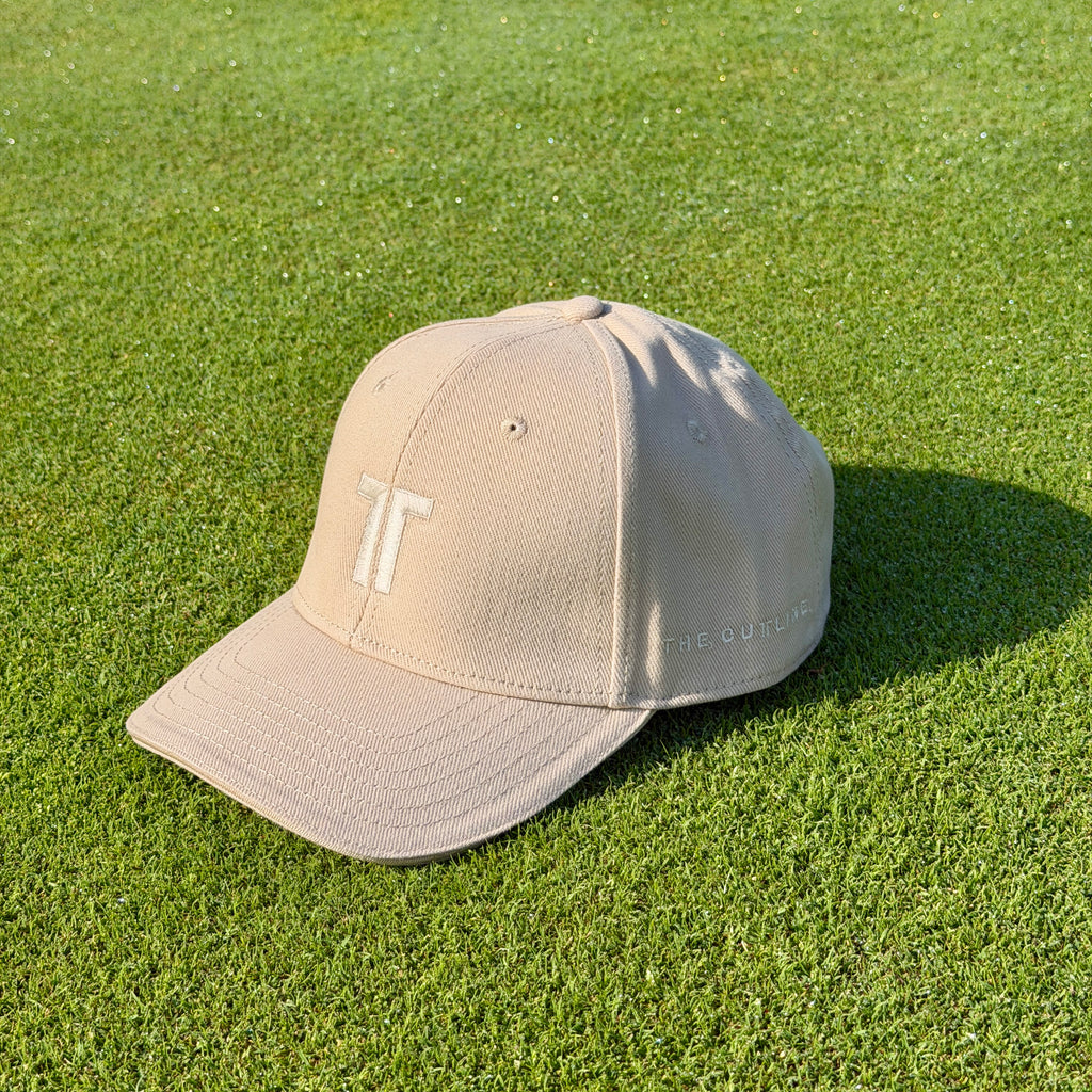 THE CUTLINE Steady Cap in Sand – Seitenansicht